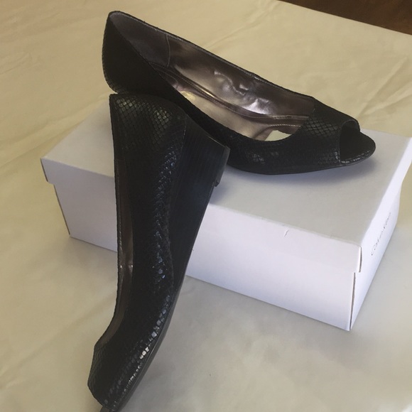 Shoes - Picture 3 of 7